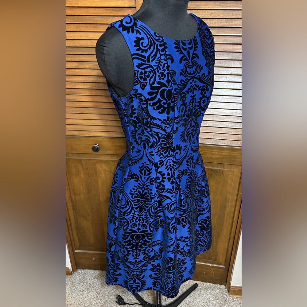 Gabby Skye Sleeveless Blue & Black Embossed Damask Fit-and-Flare Dress Size 8 - Picture 2 of 9